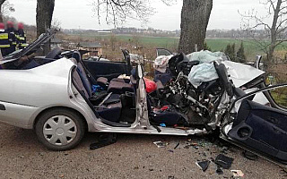 Tragiczny wypadek pod Kętrzynem. Pijany kierowca uderzył w drzewo, nie żyje pasażer samochodu